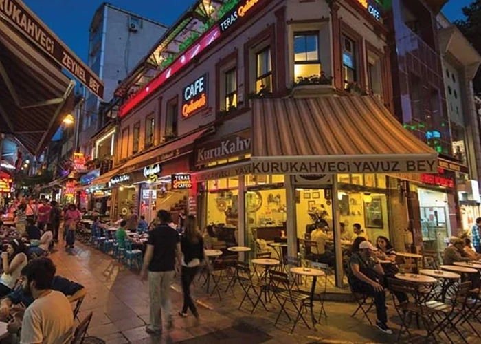 کادیکوی (Kadıköy) – سمت آسیایی، ولی از خیلی جاها جلوتر
اگر فکر می‌کنی سمت آسیایی استانبول حوصله‌سر بره، کادیکوی نظرت رو کامل عوض می‌کنه. اینجا مرکز فرهنگ، هنر، کافه‌های خاص و یه سبک زندگی متفاوت‌تره. مودا که یکی از معروف‌ترین بخش‌هاشه، پر از کافه‌های خاص، فضای هنری و آدم‌های خلاقه.
کادیکوی بیشتر به درد کسایی می‌خوره که دنبال فضای آروم‌تر ولی عمیق‌ترن. اینجا کمتر توریست می‌بینی و بیشتر با آدم‌های لوکال طرفی. همین باعث میشه تجربه‌ات واقعی‌تر باشه.
شب‌هاش هم زنده‌ست؛ بارها، موزیک زنده و خیابون‌هایی که تا دیروقت جریان دارن. قیمت‌ها نسبت به بشیکتاش معمولاً منطقی‌تره و از نظر کیفیت تجربه، یکی از بهترین نقاط استانبوله.
توضیح عکس: فضای مودا در کادیکوی با 
