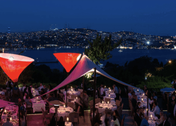 رستوران لوکس Sunset Grill & Bar در استانبول با منظره شبانه بسفر و فضای تراس شیک
