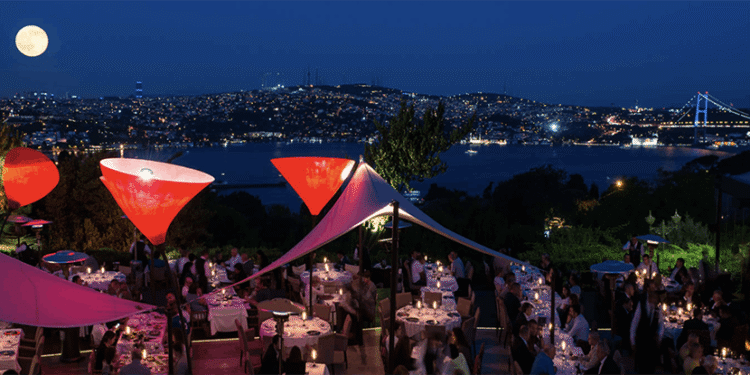 رستوران لوکس Sunset Grill & Bar در استانبول با منظره شبانه بسفر و فضای تراس شیک