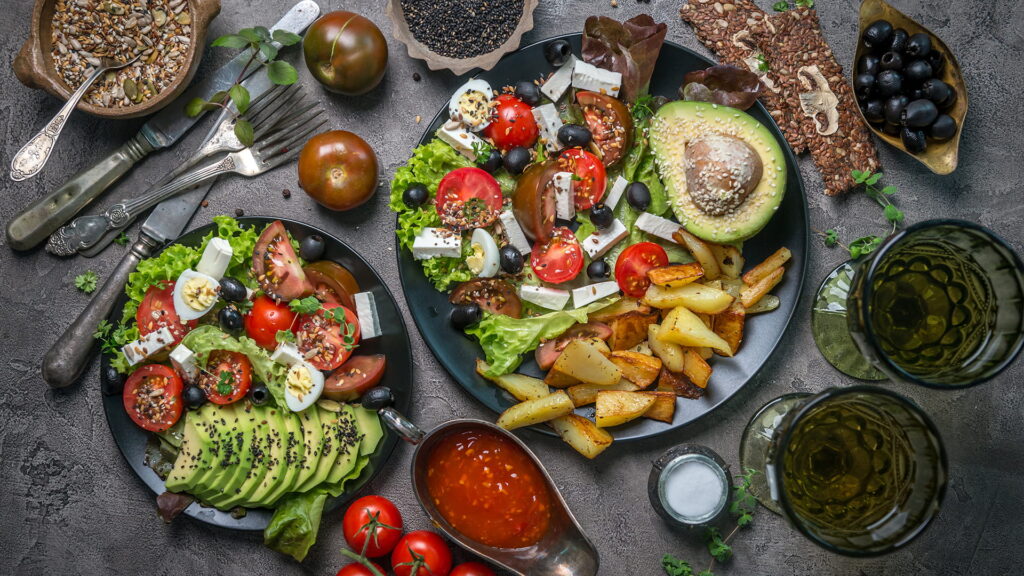 غذاهای سبک به‌جای غذاهای سنگین
در تابستان بهتر است:
غذای سرخ‌شده کمتر بخوری
گوشت‌های چرب را محدود کنی
وعده‌ها سبک‌تر باشد
👉 چون غذاهای سنگین باعث افزایش حرارت بدن