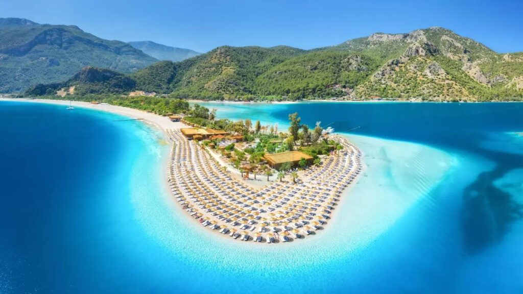 Fethiye | بهشت طبیعت و آرامش
یکی از زیباترین مناطق طبیعی ترکیه که هنوز نسبت به بدروم خلوت‌تر است.