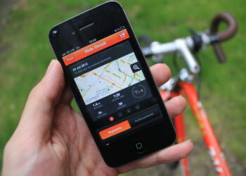 نمایش لیست بهترین اپلیکیشن‌های ورزشی موبایل شامل Strava، MyFitnessPal، Nike Training Club و Fitbit برای ورزش و فیتنس