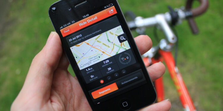 نمایش لیست بهترین اپلیکیشنهای ورزشی موبایل شامل Strava، MyFitnessPal، Nike Training Club و Fitbit برای ورزش و فیتنس