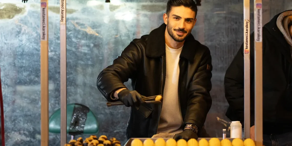 فروشنده ذرت کاراکوی Alper Temel در استانبول