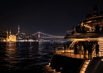 Boat Party و برنامه شبانه استانبول روی بسفر